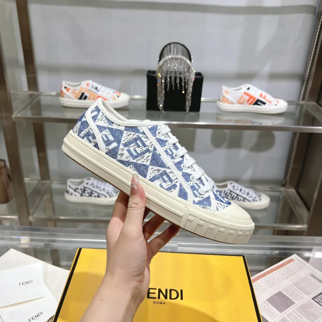 Couple style 💰460❤️Fendi Fendi's latest couple canvas shoes ❑ Fabric: Original customized imported jacquard canvas material ❑ Inner lining: Imported canvas material ❑ Sole: Original molded non-slip TPU outsole ❑ Bottom thickness: 2.5cm ❑ Size: Women's 35-40/Men's 39-45